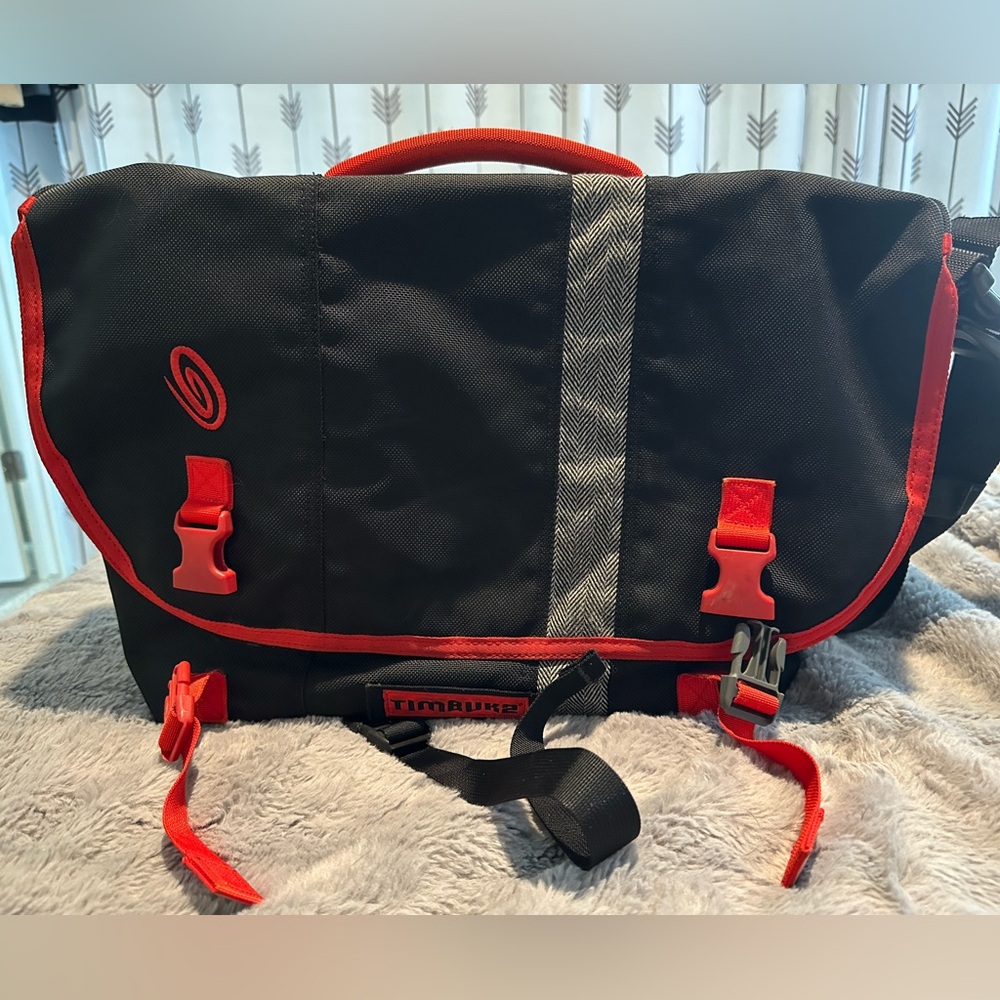Vintage Timbuk2 D-Lux Laptop Racing Stripe Messenger bag. Size medium.